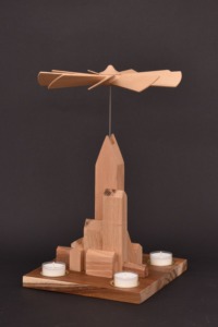 Moderne Weihnachtspyramide aus Holz